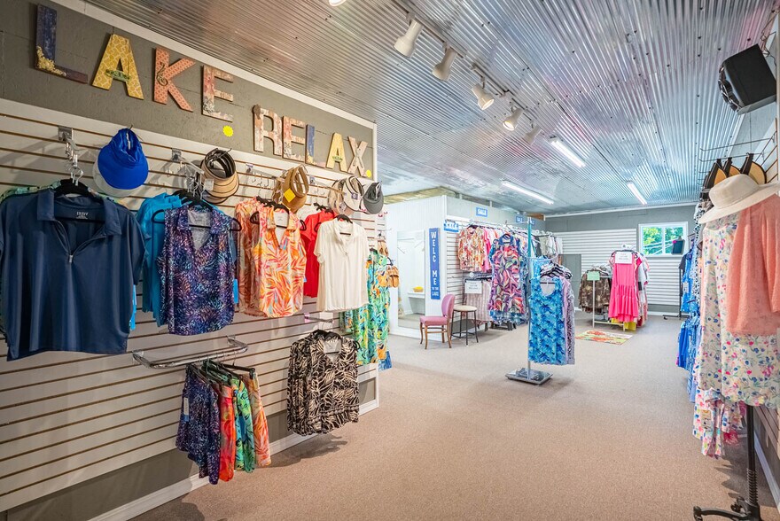 More Photos Of 8 Sunset Hills Ct, Sunrise Beach Storefront For Sale