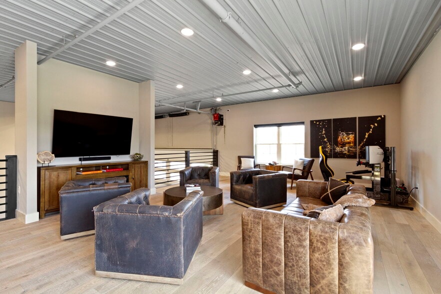 More Photos Of 17745 Motor District Cir, Westfield Showroom For Sale