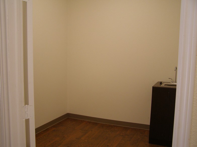 More Photos Of 3313 Naaman School Rd, Garland Office For Sale
