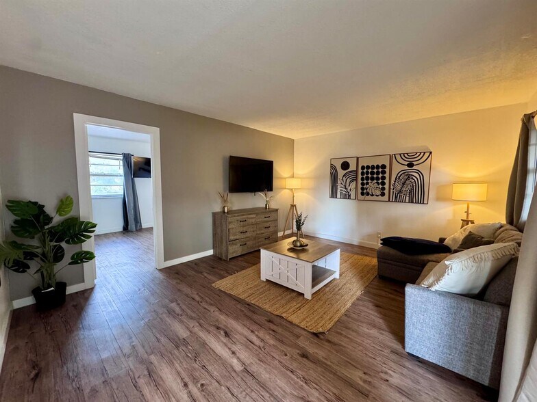 More Photos Of 202 Lucerne Ave, Lake Worth Apartments For Sale