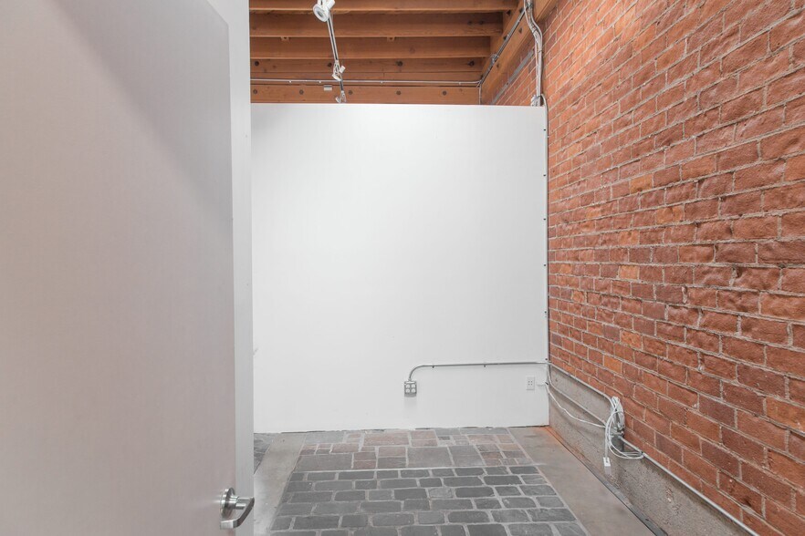 More Photos Of 8483 Melrose Ave, West Hollywood Storefront For Lease