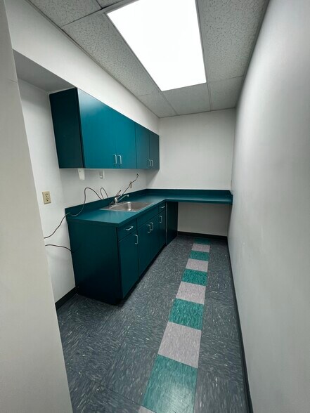 More Photos Of 1725 Louisville Dr, Knoxville Office For Lease