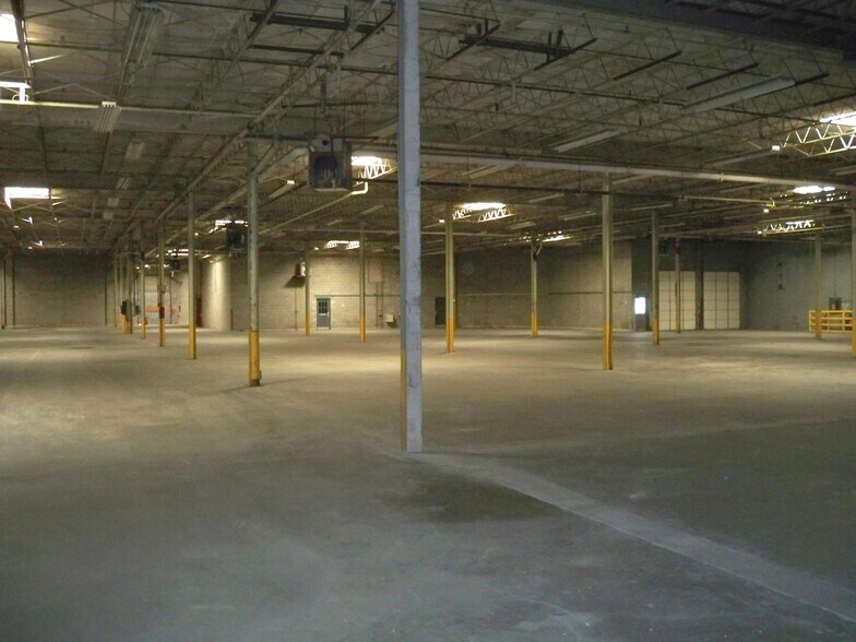 More Photos Of 300 S 55th St, Kansas City Warehouse For Lease