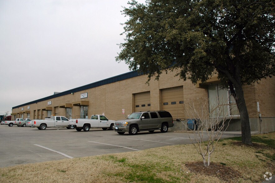 More Photos Of 3511-3539 Irving Blvd, Dallas Light Distribution For Lease