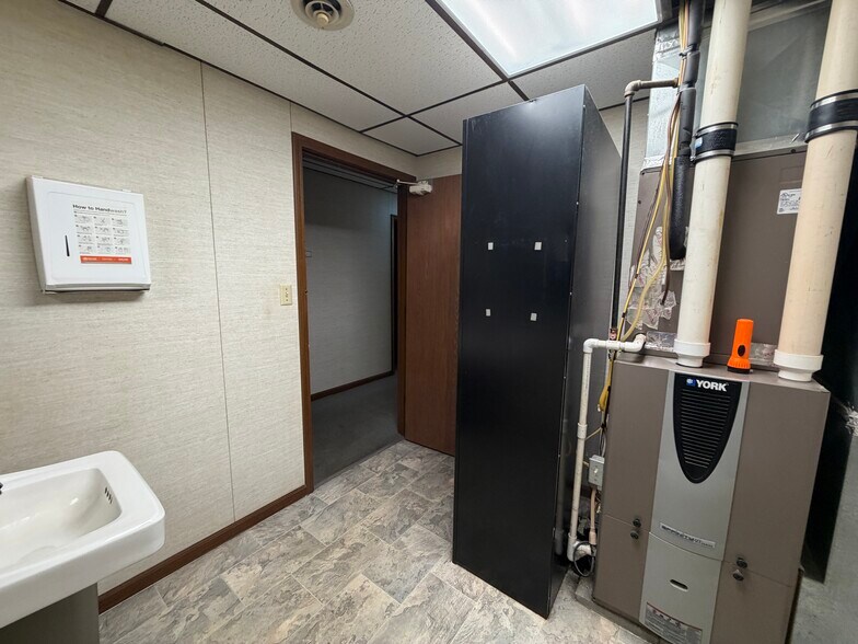 More Photos Of 305 N Mason St, Carrollton Office For Sale