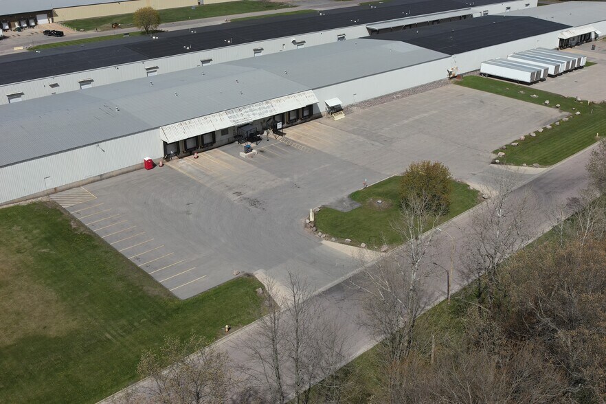 More Photos Of 1940 Jefferson St, Wisconsin Rapids Distribution For Sale