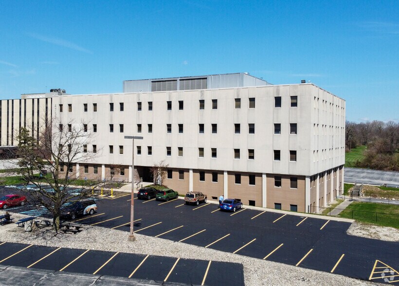 More Photos Of 4755 Kingsway Dr, Indianapolis Office For Lease