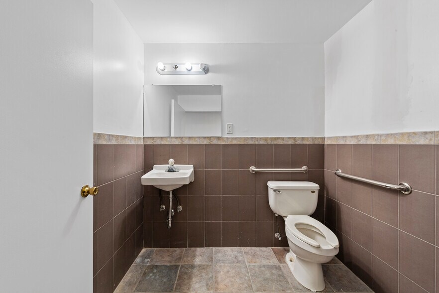 More Photos Of 14-07 113th St, College Point Flex For Sale