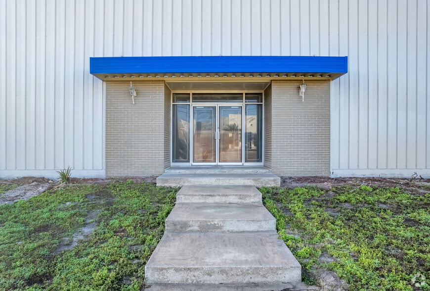 More Photos Of 13200 Automobile Blvd, Clearwater Warehouse For Lease