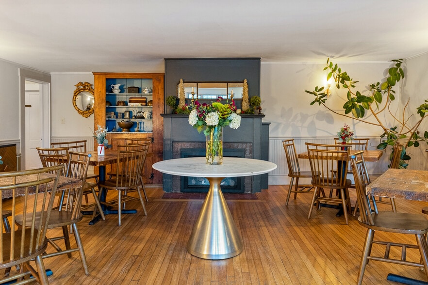 More Photos Of 54 Red Clover Ln, Mendon Hotel For Sale