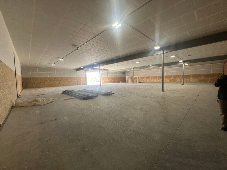 More Photos Of 94 Pokorny Rd, Anaconda Industrial For Lease