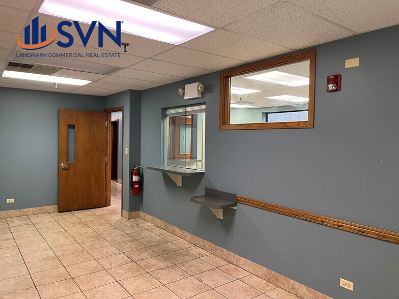 More Photos Of 511-515 Thornhill Dr, Carol Stream Unknown For Lease