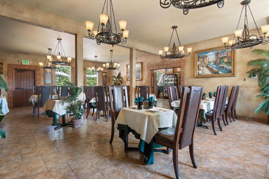 More Photos Of 7000 W Okanogan Pl, Kennewick Restaurant For Sale
