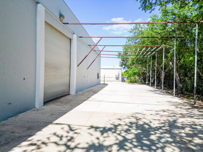 More Photos Of 5524 Independence Ct, Punta Gorda Warehouse For Sale