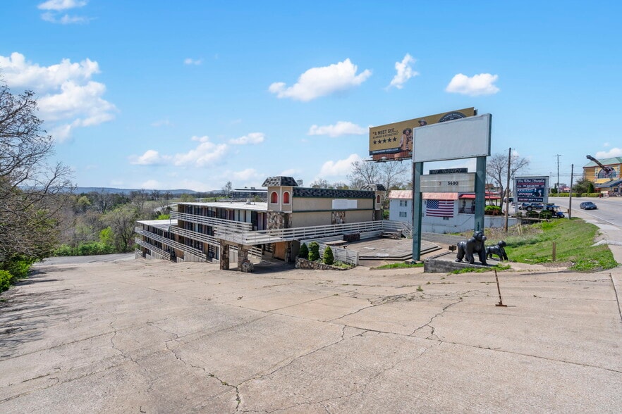 More Photos Of 1900 W 76 Country Blvd, Branson Hotel For Sale