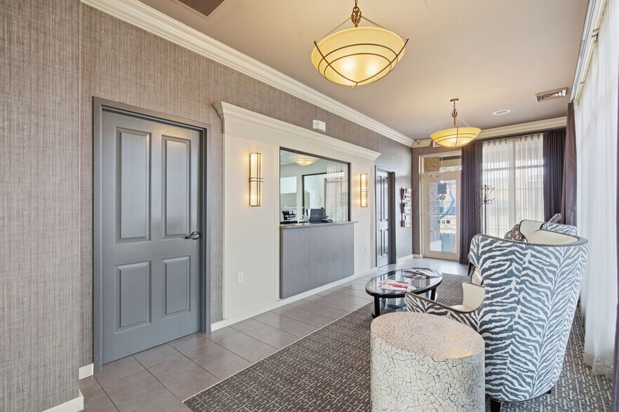 More Photos Of 2104 Chesterfield Blvd, Springfield Office For Sale