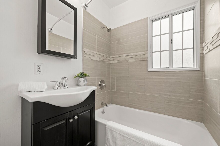 More Photos Of 2117 Stewart St, Santa Monica Apartments For Sale