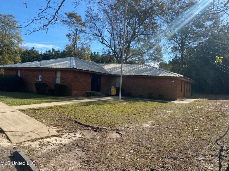 More Photos Of 404 Frontage Dr E, Wiggins Hotel For Sale