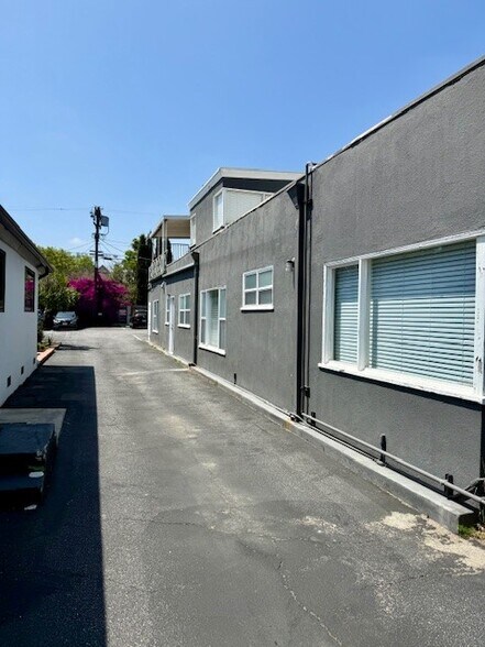 More Photos Of 10730 Riverside Dr, Toluca Lake Medical For Sale