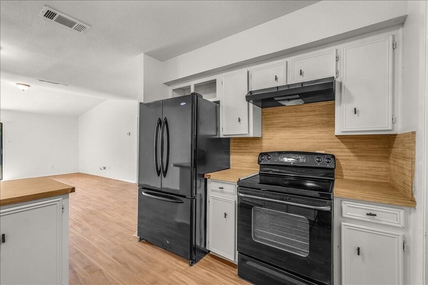 More Photos Of 6817-6819 W Cleburne Rd, Fort Worth Specialty For Sale