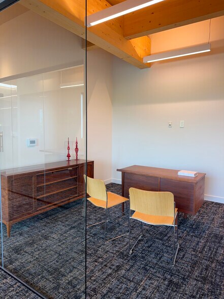 More Photos Of 2422 E 7th St, Austin Office For Lease