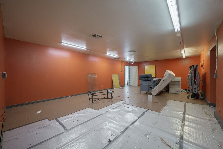 More Photos Of 841 Frances Ave, Neosho Flex For Sale