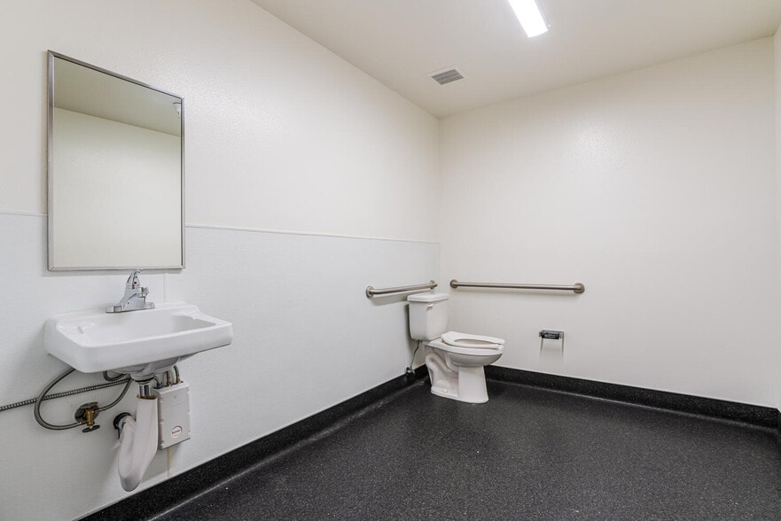 More Photos Of 17022 S Montanero Ave, Carson Warehouse For Lease