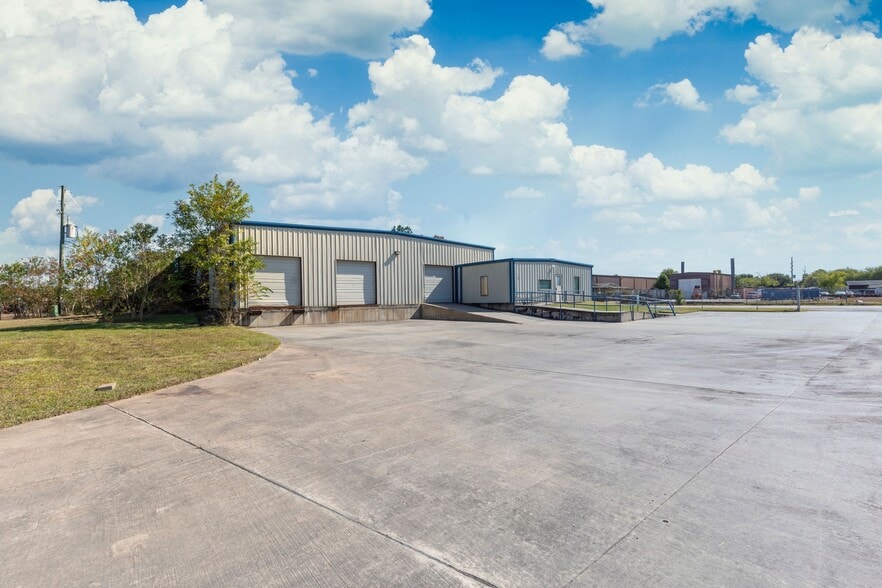 More Photos Of 2624 Wilson Rd, Humble Warehouse For Lease
