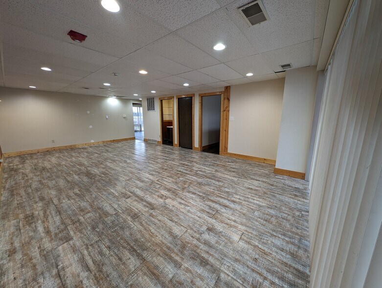 More Photos Of 8421 University Ave, Clive Office Residential For Lease