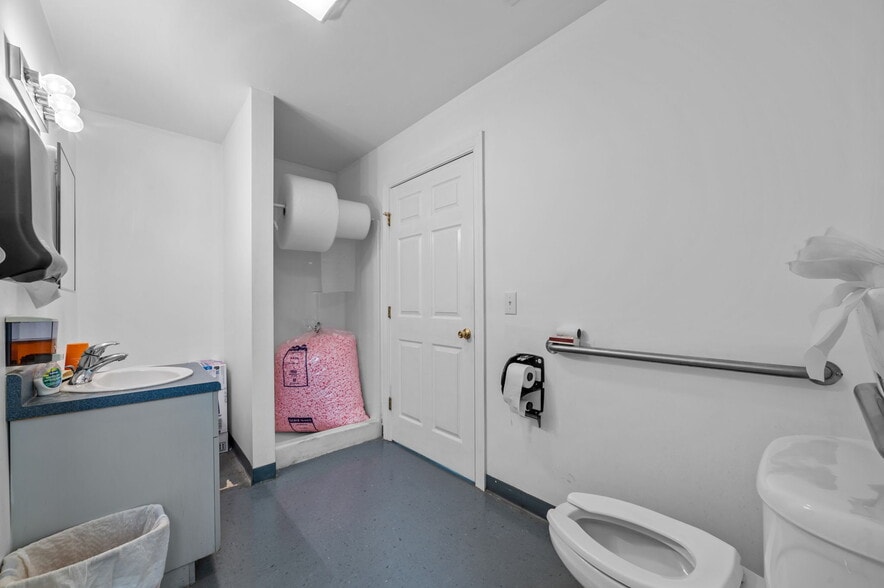 More Photos Of 125 Oakmont Dr, Greenville Office For Sale