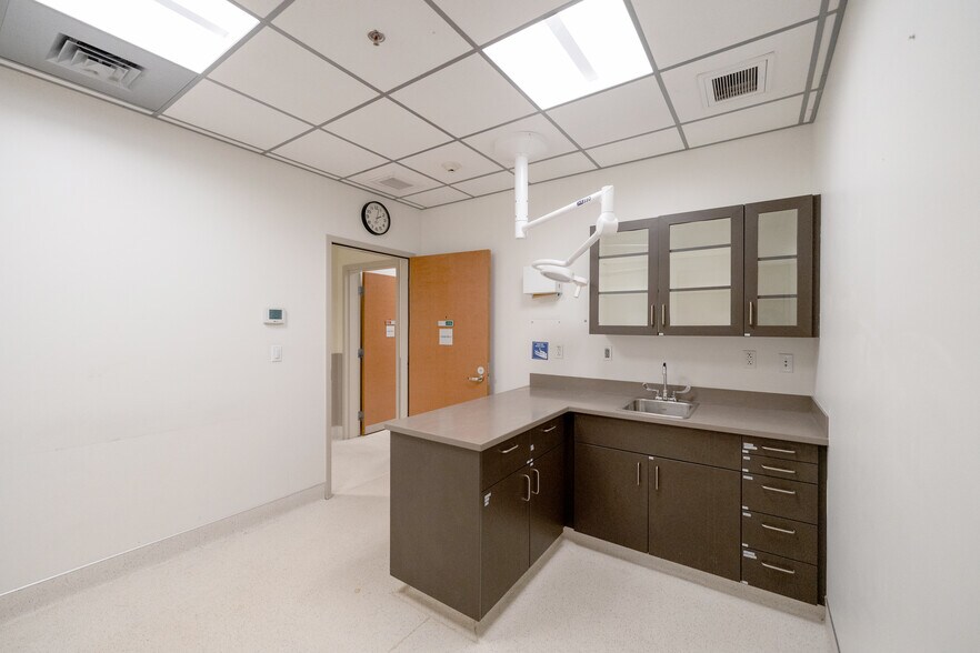 More Photos Of 2580 Capilano Rd, North Vancouver Veterinarian Kennel For Lease