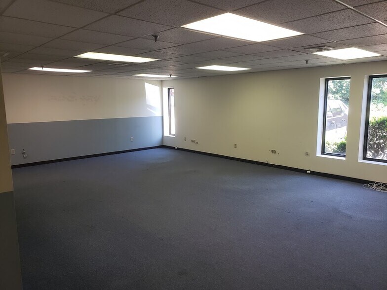 More Photos Of 168 Ayer Rd, Littleton Warehouse For Lease