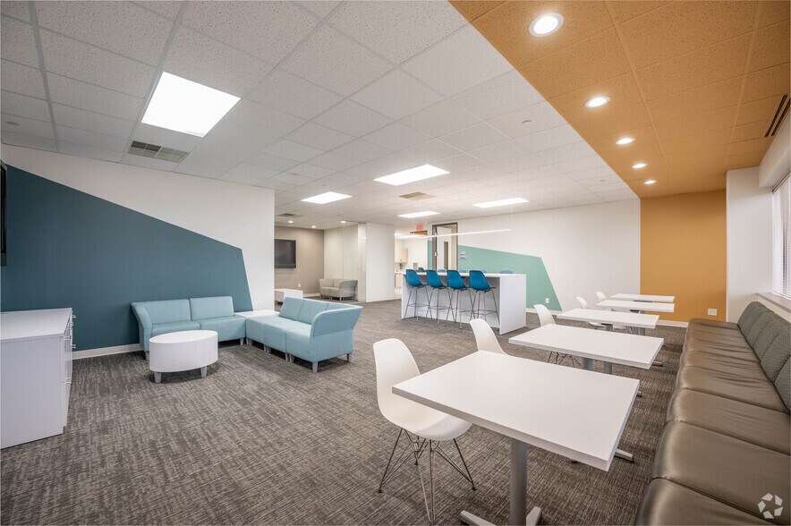 More Photos Of 3905 Vincennes Rd, Indianapolis Office For Sale