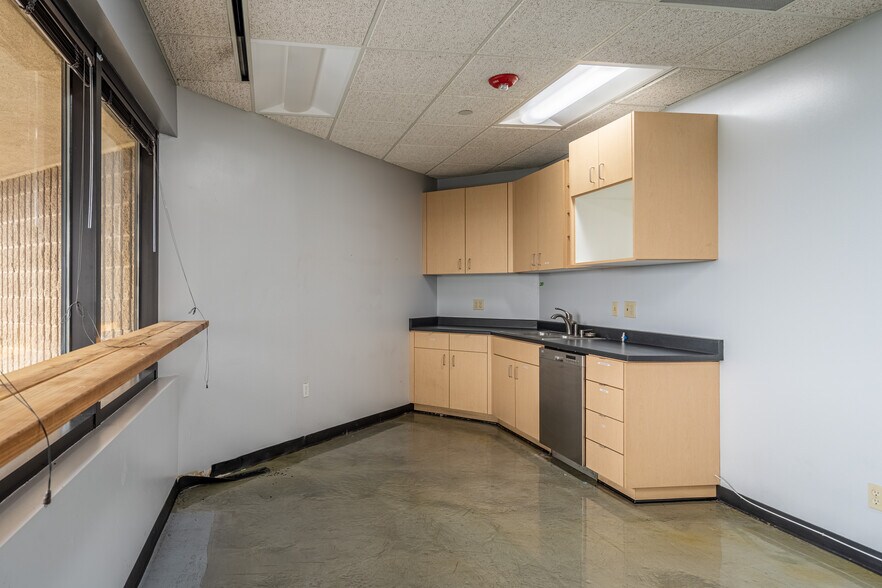 More Photos Of 2800 N 44th St, Phoenix Office For Sale