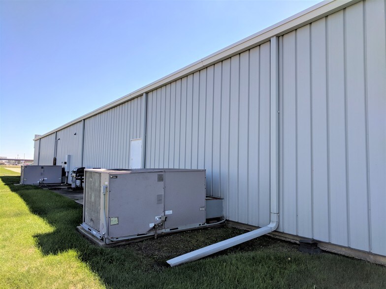 More Photos Of 901 W Main St, El Paso Office For Sale