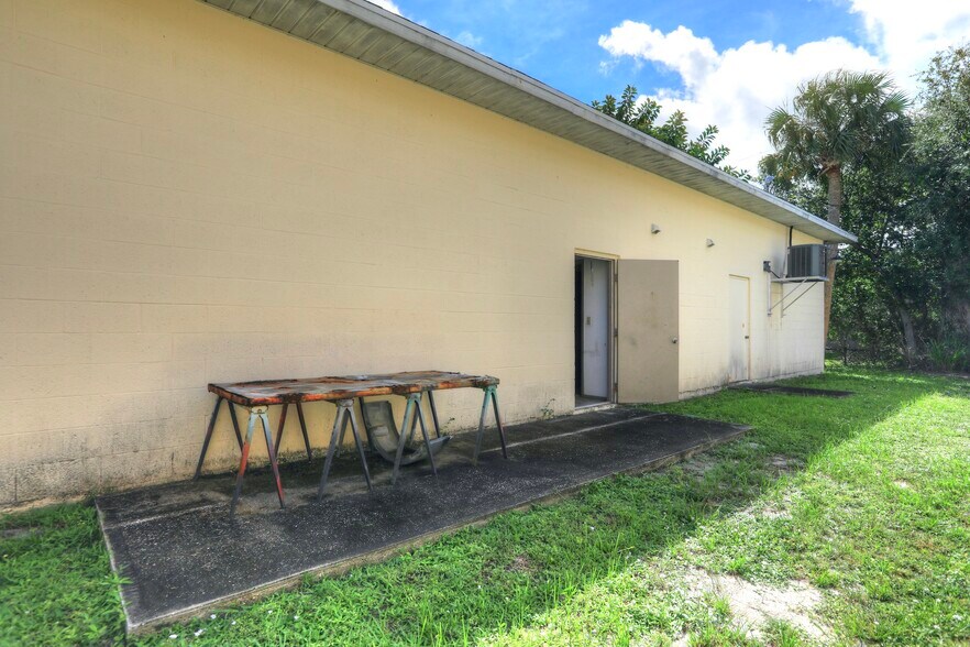 More Photos Of 637 2nd Ln, Vero Beach Flex For Sale