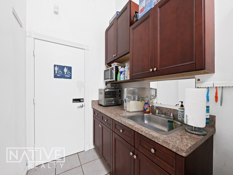 More Photos Of , Deerfield Beach General Retail For Sale