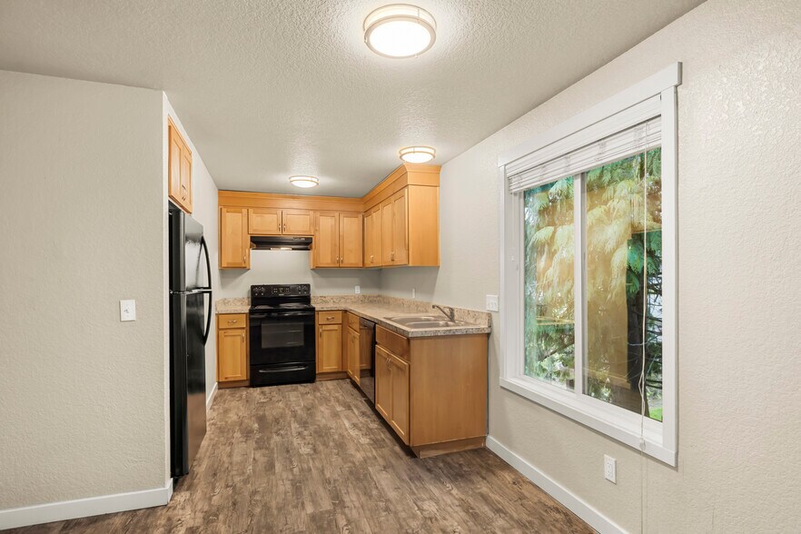More Photos Of 1570 James St, Woodburn Apartments For Sale