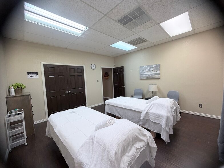 More Photos Of 2313 Roosevelt Dr, Dwg Office For Sale