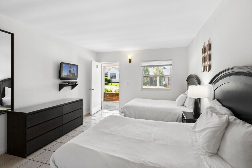 More Photos Of 72 Foster Ave, Hampton Bays Hotel For Sale