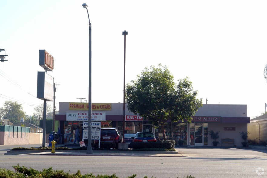 More Photos Of 5926-5932 Del Amo Blvd, Lakewood Freestanding For Lease