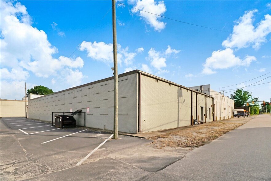 More Photos Of 501 E Market St, Smithfield Storefront For Lease