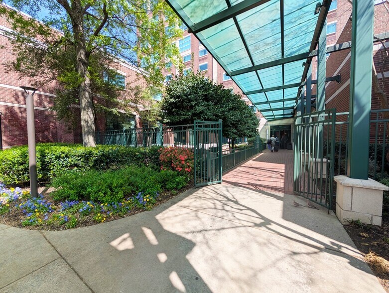 More Photos Of 521 President Clinton Ave, Little Rock Office Residential For Sale