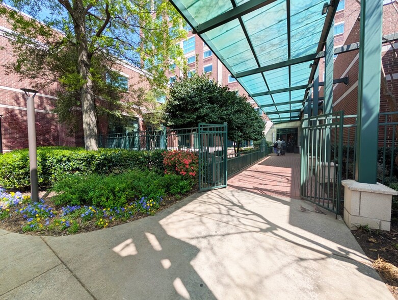 More Photos Of 521 President Clinton Ave, Little Rock Office Residential For Sale