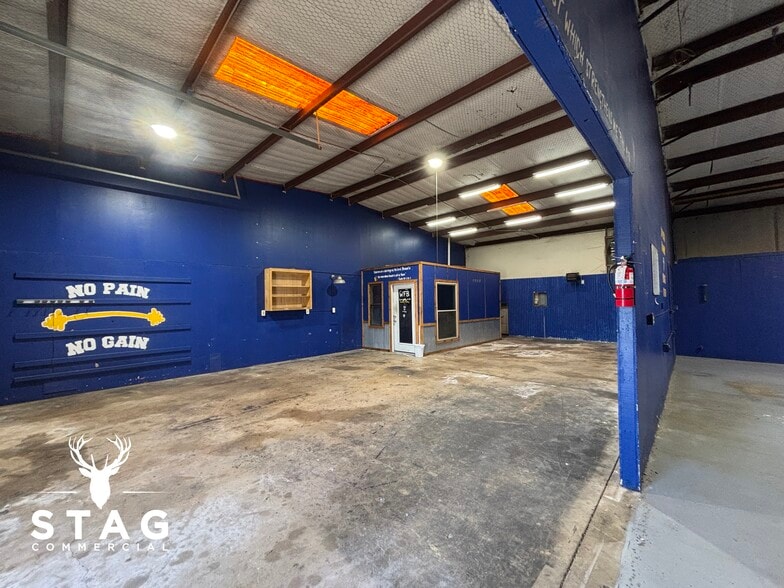 More Photos Of 3916 E McKinney St, Denton Warehouse For Lease