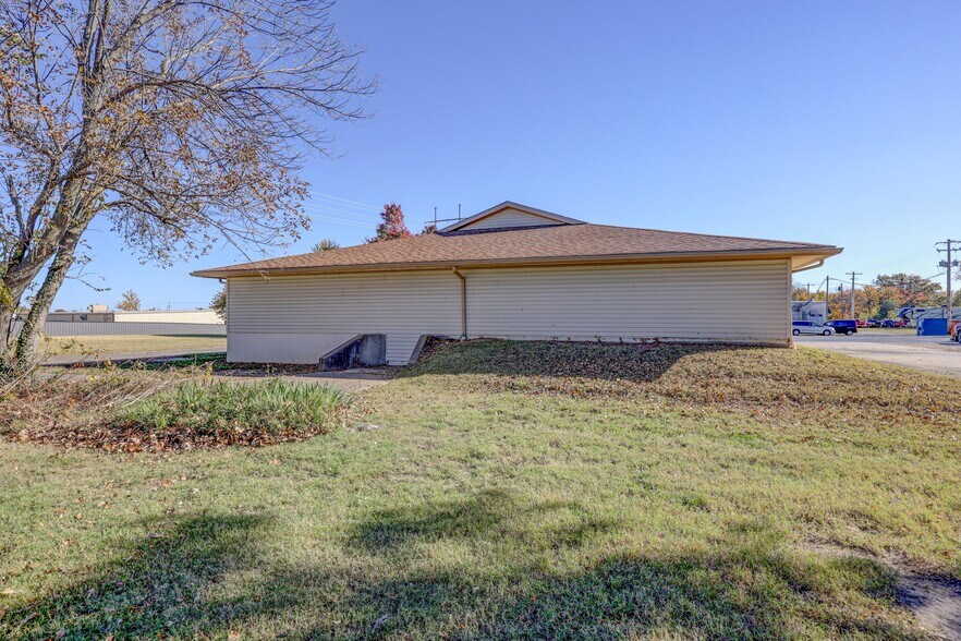 More Photos Of 2728 & 2802 N Rangeline Road, Joplin Flex For Sale