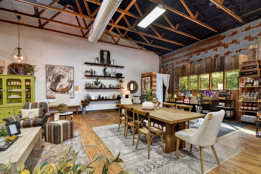 More Photos Of 330 W Mercer St, Dripping Springs Freestanding For Lease