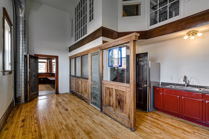 More Photos Of 339 Madison Ave, Memphis Storefront Retail Office For Sale