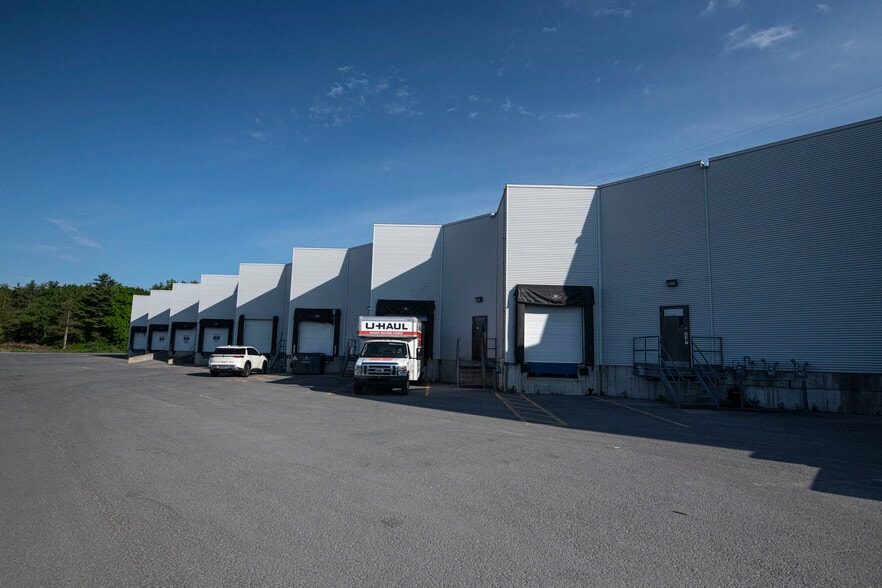 More Photos Of 1225 Gardiners Rd, Kingston Light Distribution For Lease
