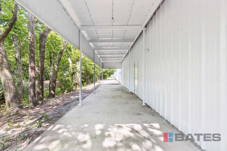 More Photos Of 1101 S Hampton Rd, DeSoto Showroom For Sale